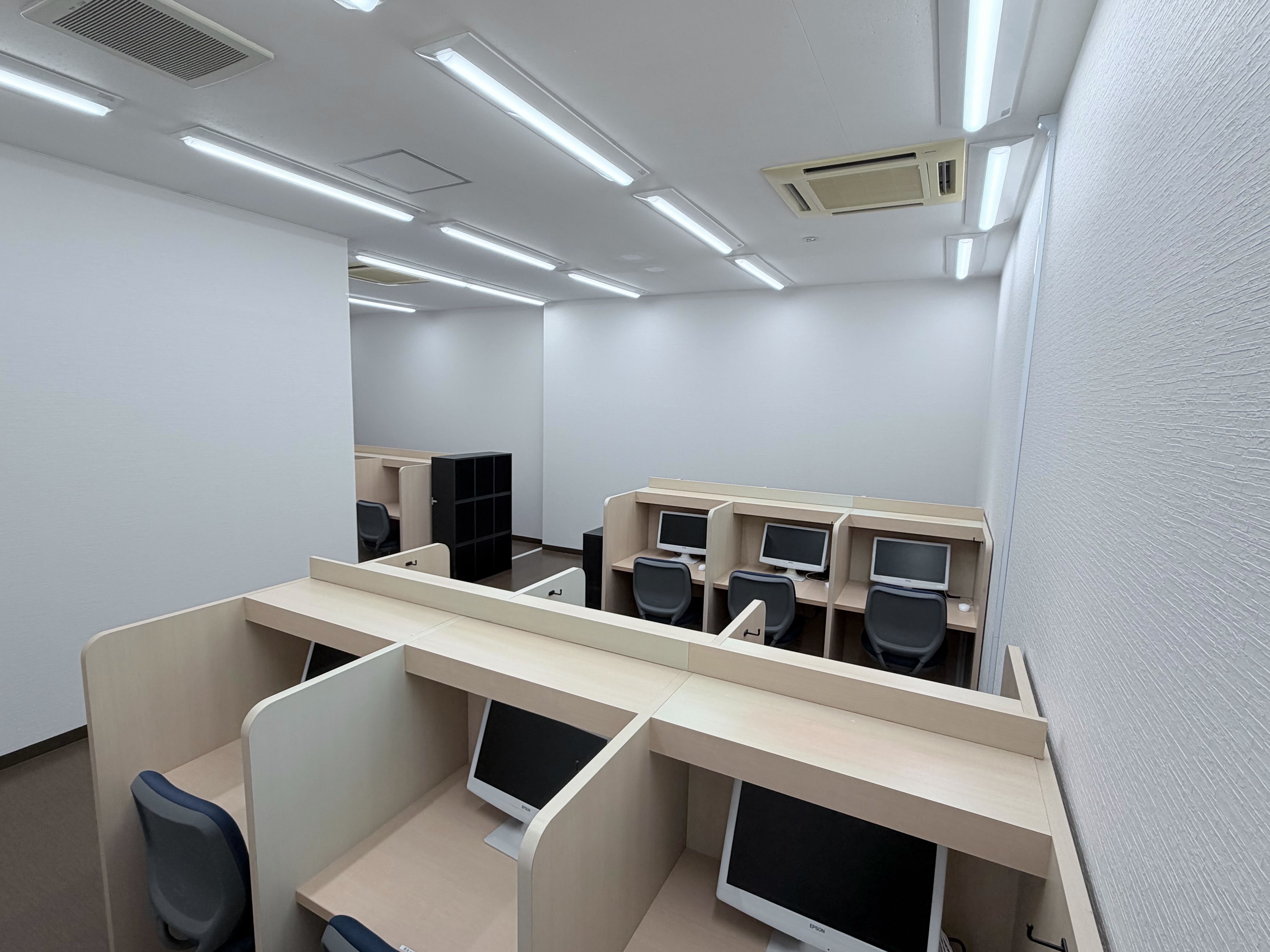 受講ブースです。広々空間で集中力アップ！！！