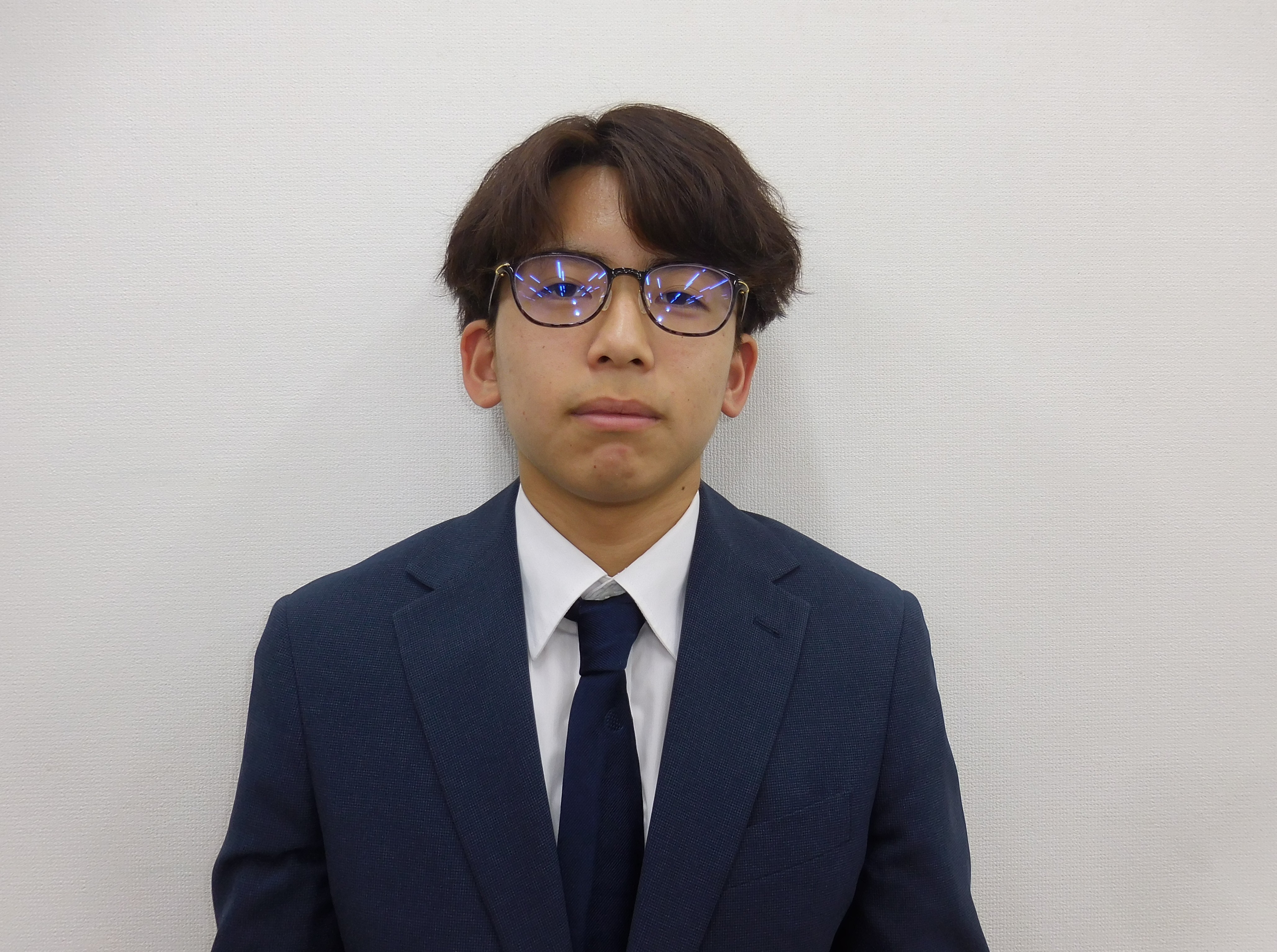 マナビスは一人一人に合わせた計画を立ててくれるので自分のペースに合わせて勉強ができるようになっています ！また映像授業になっているので調子のいい日は予定より多くみたり、体調の優れない日は見ないなど自由に勉強に取り組むことができるのがマナビスのいいところです。AAやスタッフの皆さんは勉強以外のことでもなんでも相談できるので気軽に話してください！皆さんの合格に向けて一緒に頑張りましょう！