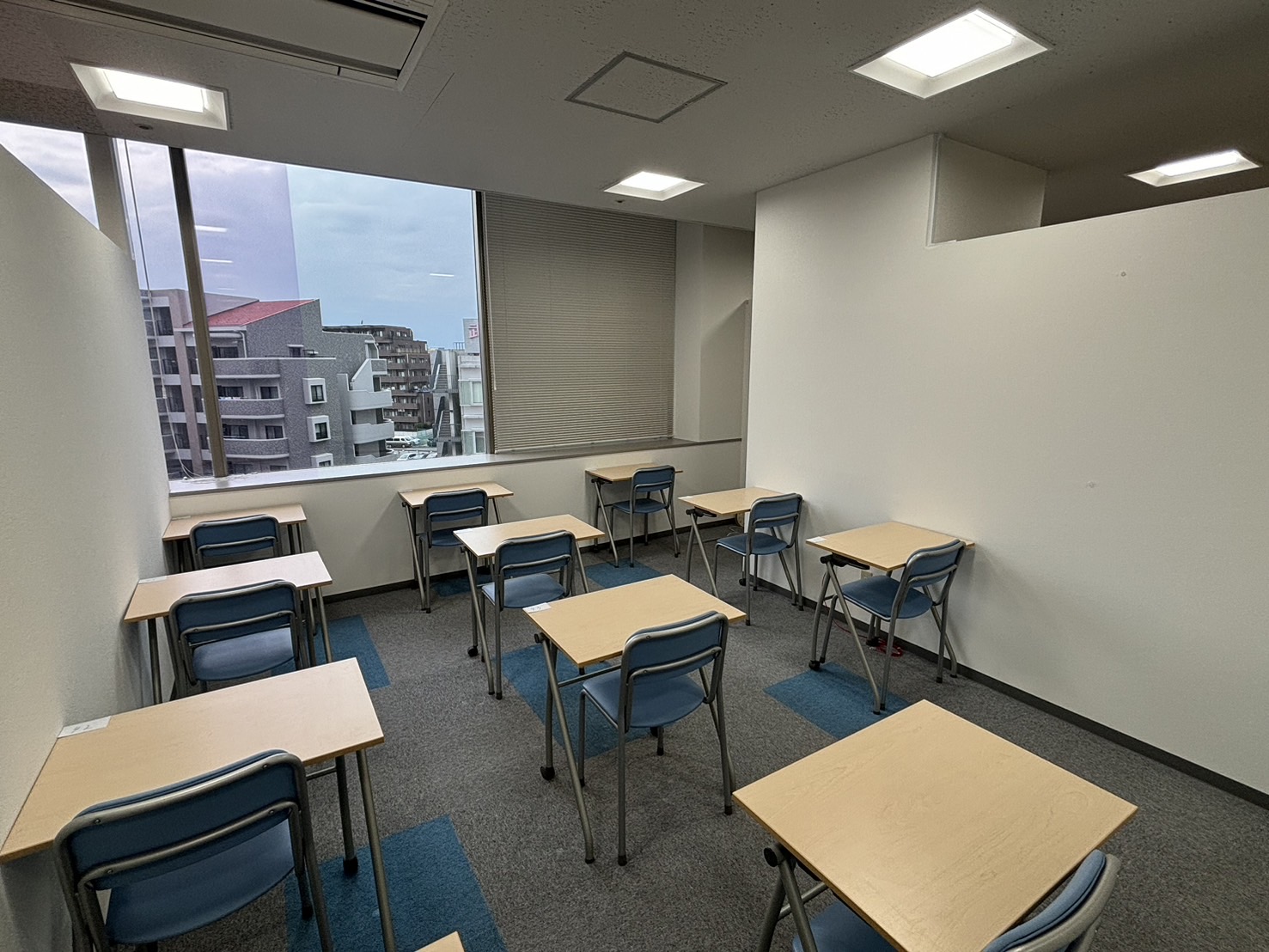 東京都清瀬市にある現役生専門予備校「河合塾マナビス清瀬校」自習室