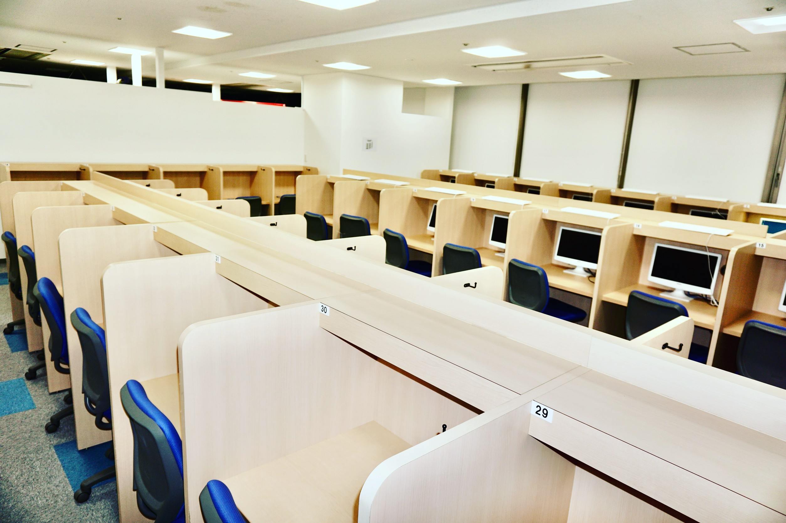 東京都清瀬市にある現役生専門予備校「河合塾マナビス清瀬校」受講ブース