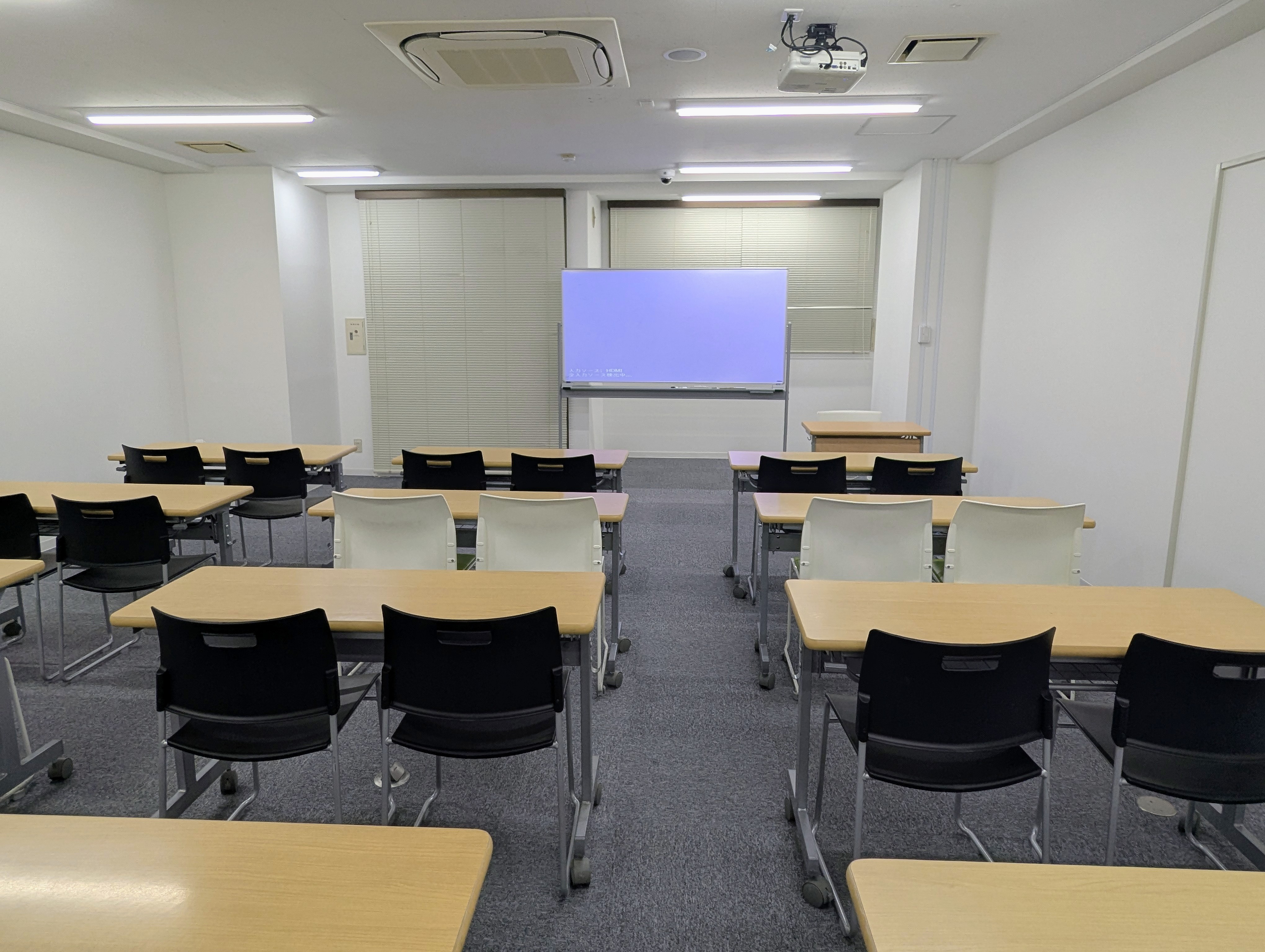 自習室兼セミナー室（開校時間中はいつでも自習利用できる環境です。また、年間で複数回行われる保護者様向けのセミナーと生徒様向けのセミナーをこちらのお部屋で実施いたします。）