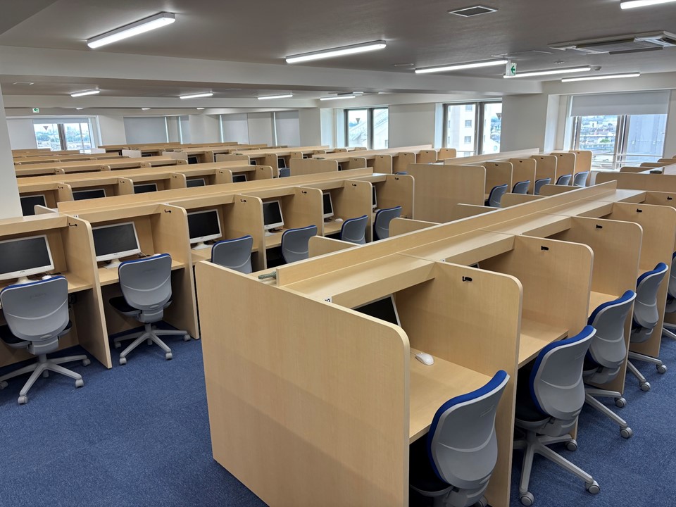 映像授業を受講するブース