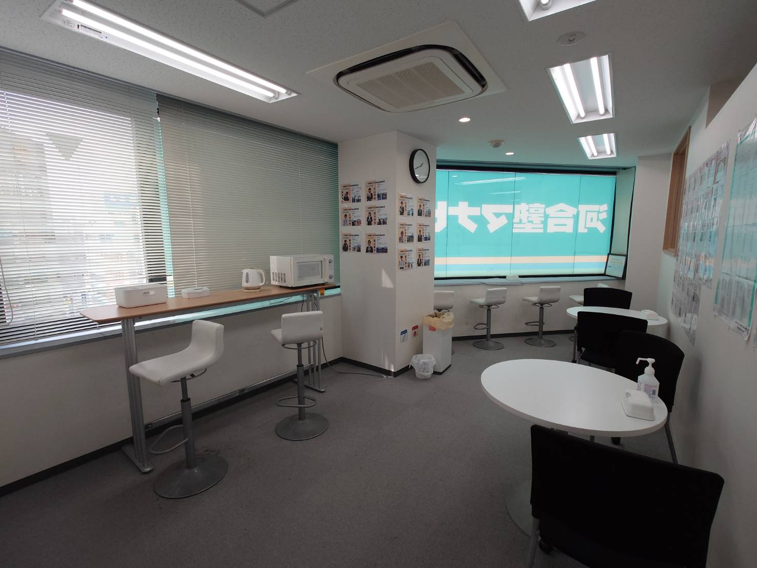 【休憩スペース】 食事がとれます。下校途中でも通いやすい！