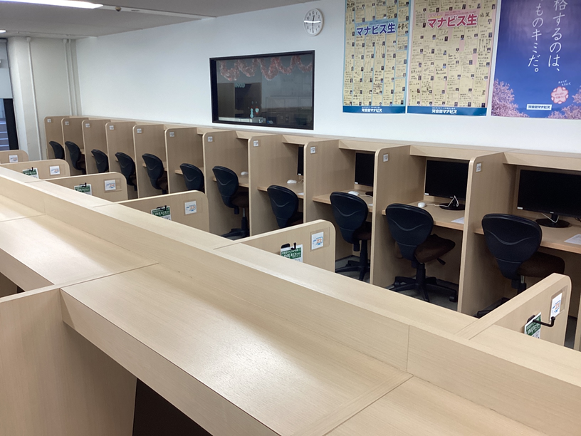 となりの生徒さんが気にならない受講スペースです