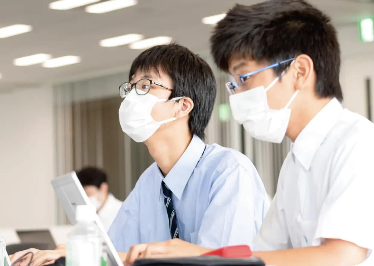 仲間の発表を聞きながらデジタルツールで意見を整理し、新たな気づきを深める生徒の探究活動の様子