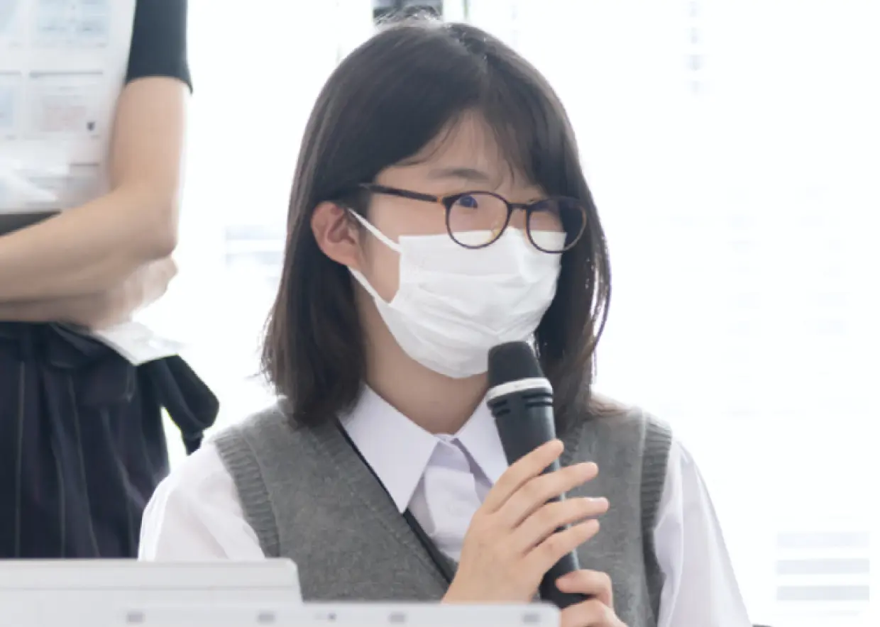 AI技術を活用して導き出した解決アイデアをまとめ、発表する生徒の探究型学習の様子