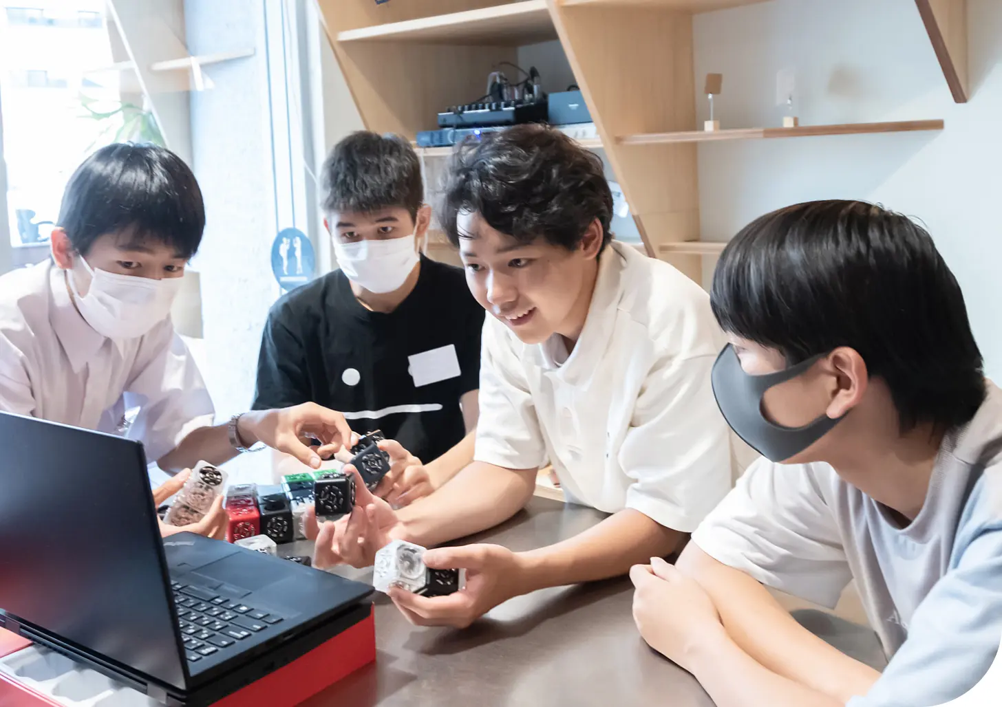 AI技術を活用し、地域課題の解決アイデアについて講師と話し合う生徒の探究活動の様子