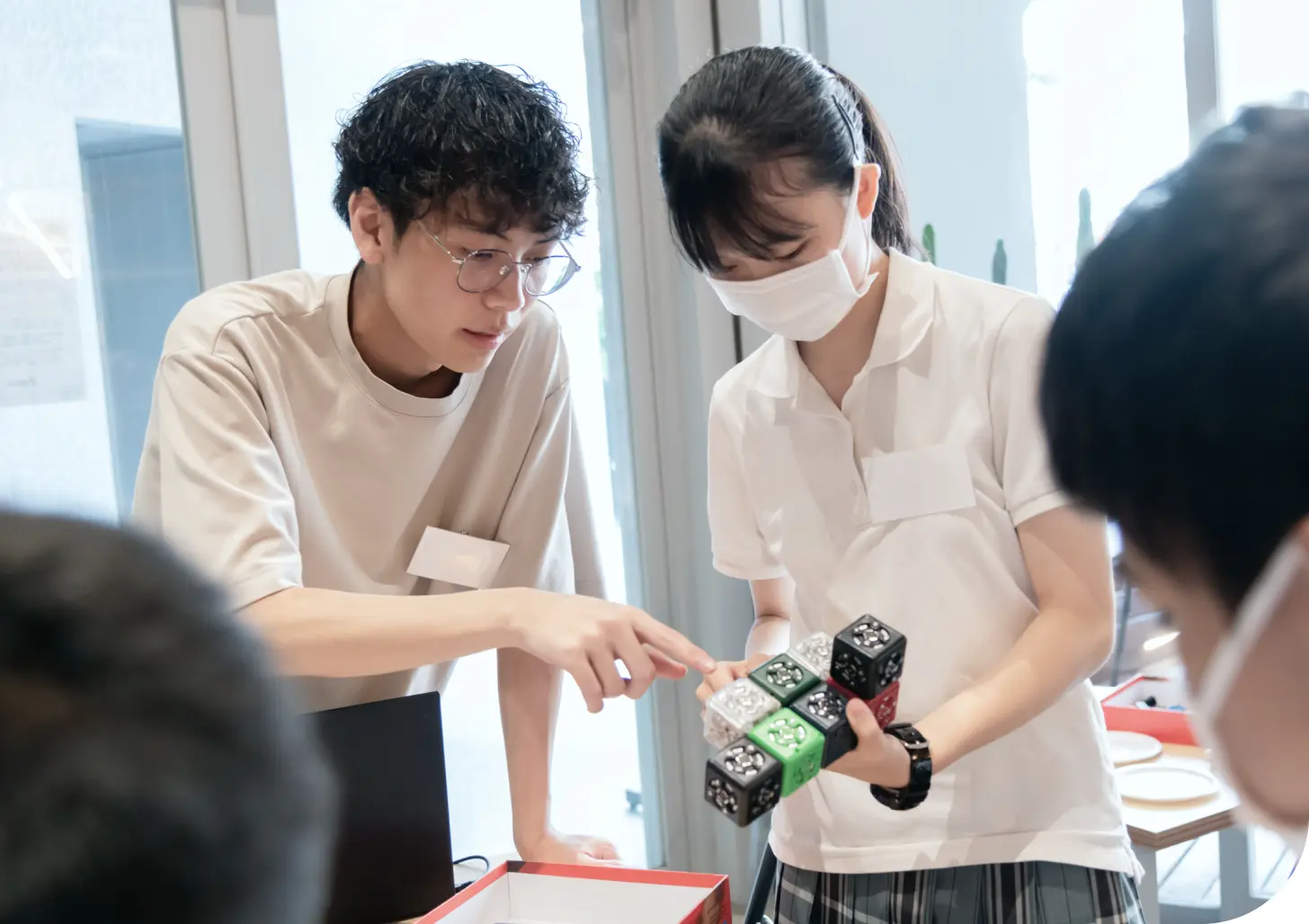 AI技術を活用した解決アイデアのプロトタイプを手に、仲間と意見を交わす生徒の探究活動の様子